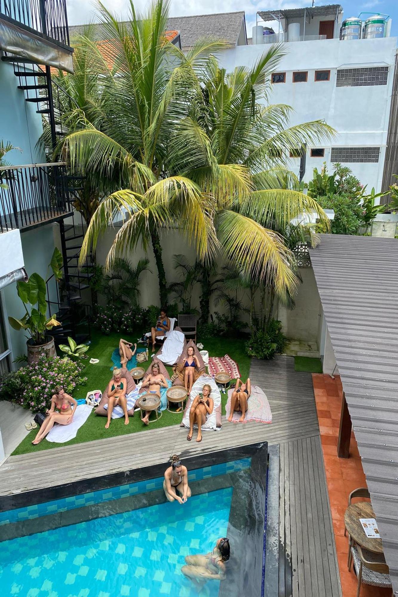 Coco & Pineapple Pants Hostel Canggu  Exterior photo