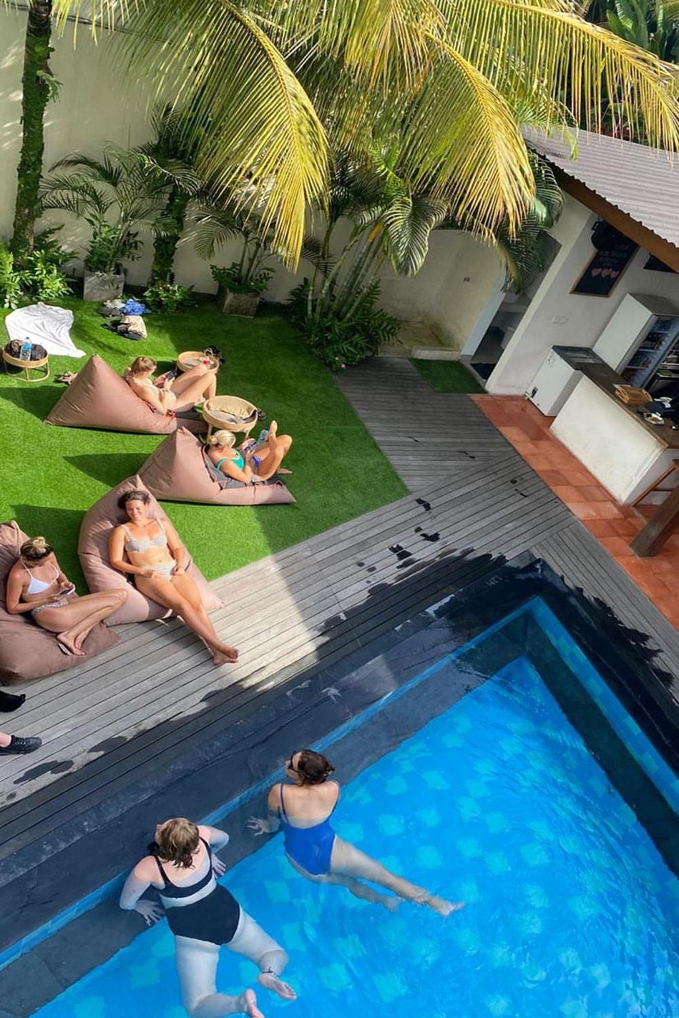 Coco & Pineapple Pants Hostel Canggu  Exterior photo