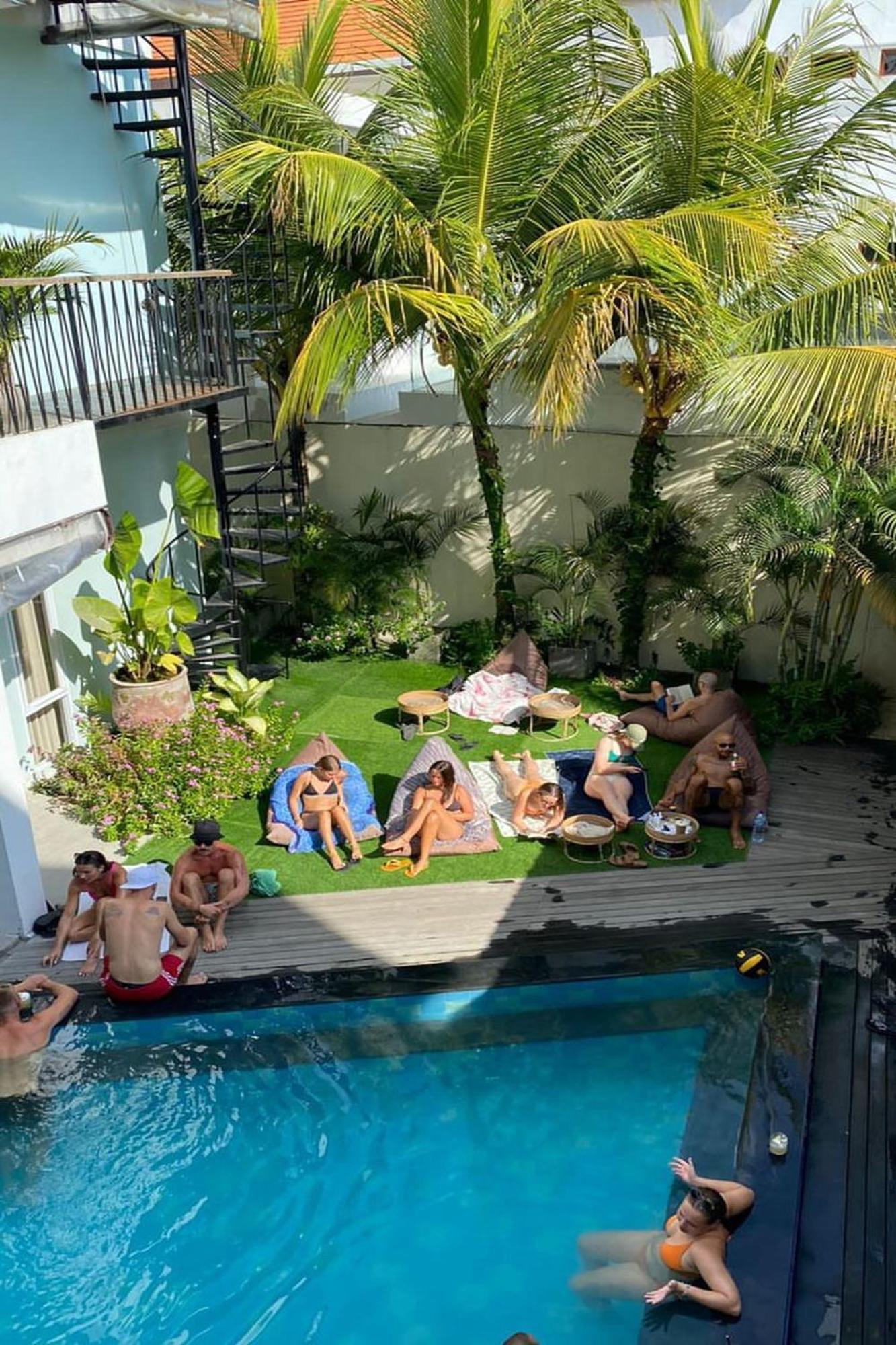 Coco & Pineapple Pants Hostel Canggu  Exterior photo