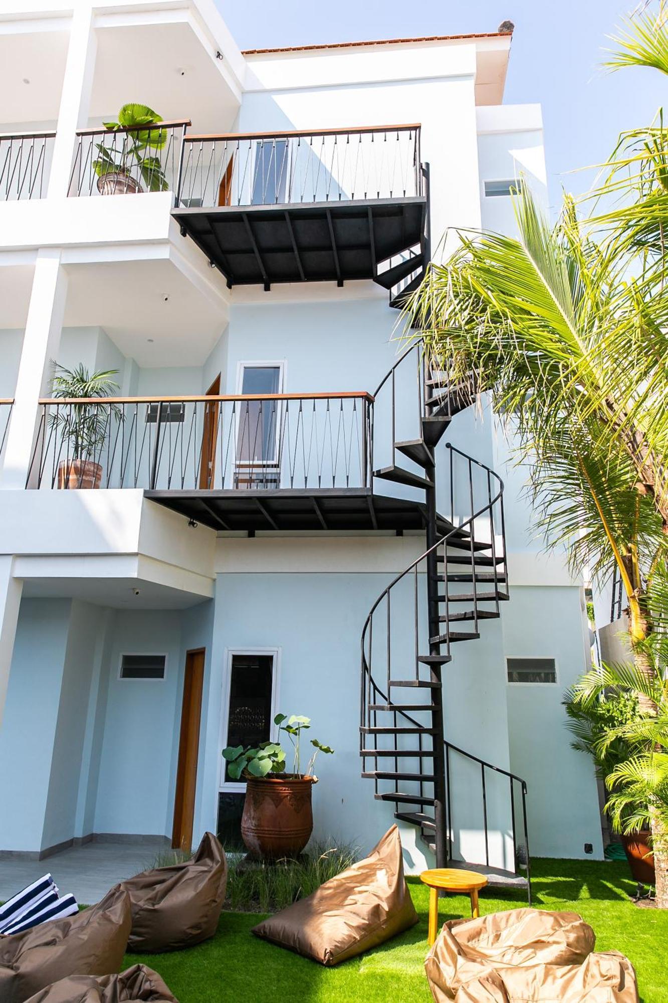 Coco & Pineapple Pants Hostel Canggu  Exterior photo
